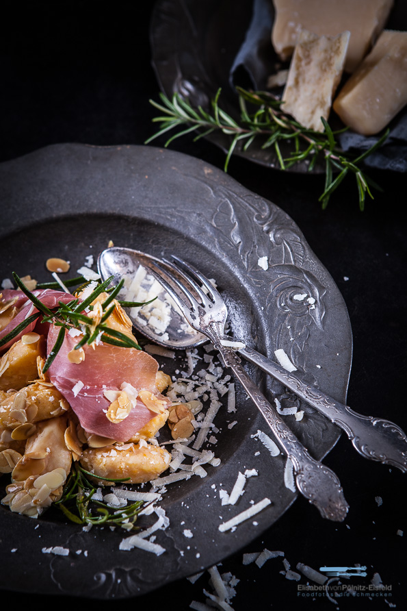 Leckerer Proscicutto di San Daniele zu Soulfood Kürbis Nockerln.