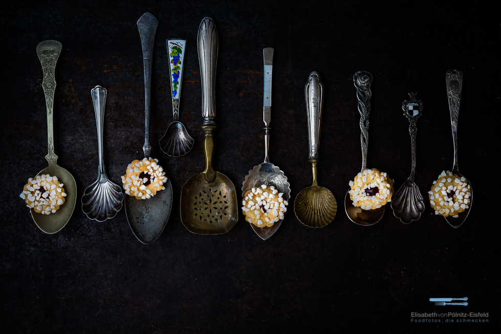 Antike Löffel mit Keksen, kunstvoll dekoriert im professionelle Foodfotografie Workshop.