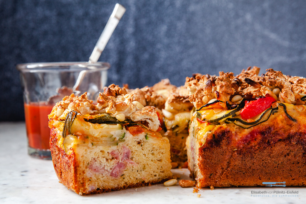Kuchen, angeschnitten mit Zucchini und Tomaten