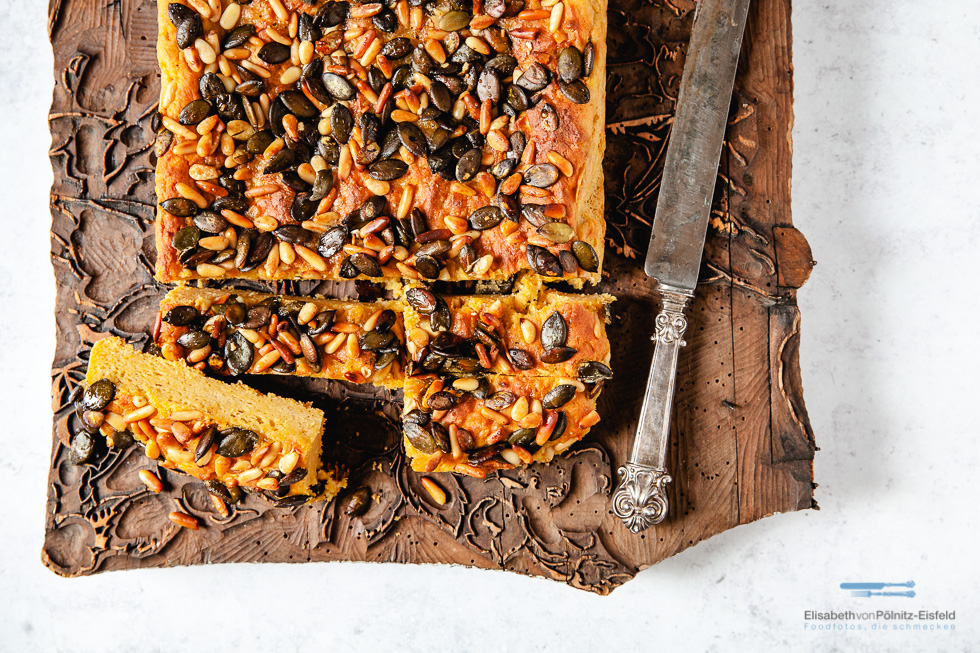 Kürbisbrot, flacher Kuchen mit Kernen